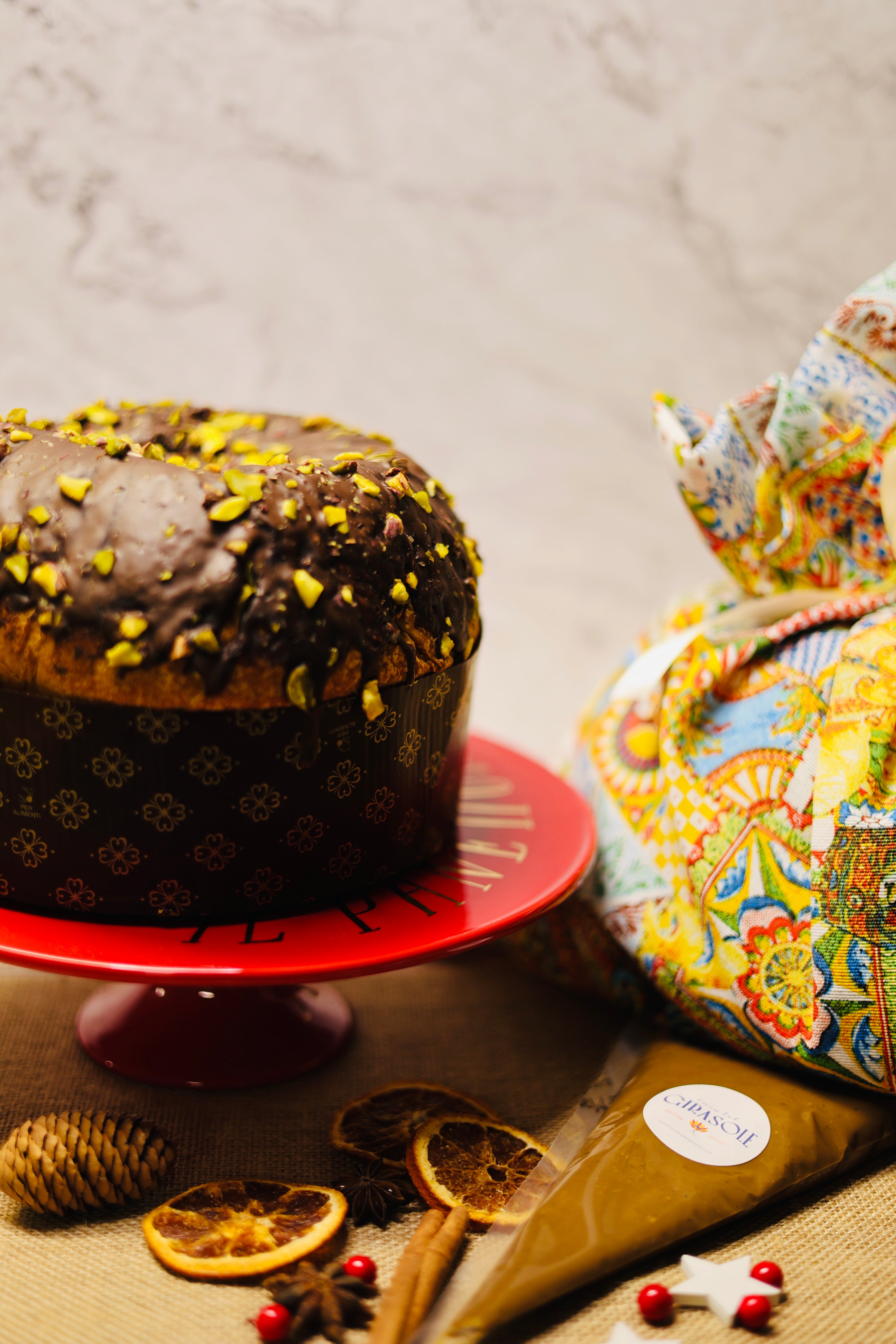 Panettone Etna - Panettone met topping van chocolade en stukjes pistache (+chocoladecrème met pistache in spuitzak)