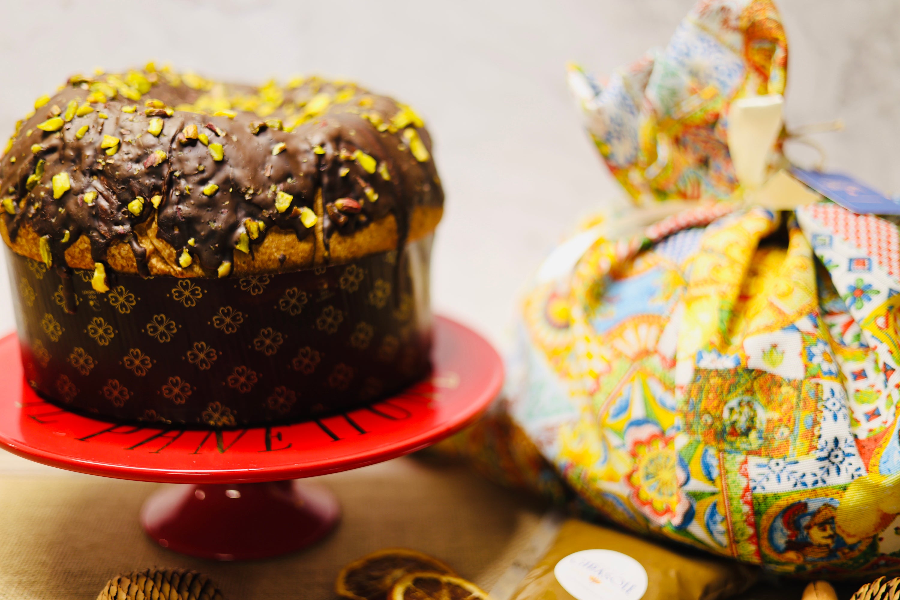 Panettone Etna - Panettone met topping van chocolade en stukjes pistache (+chocoladecrème met pistache in spuitzak)