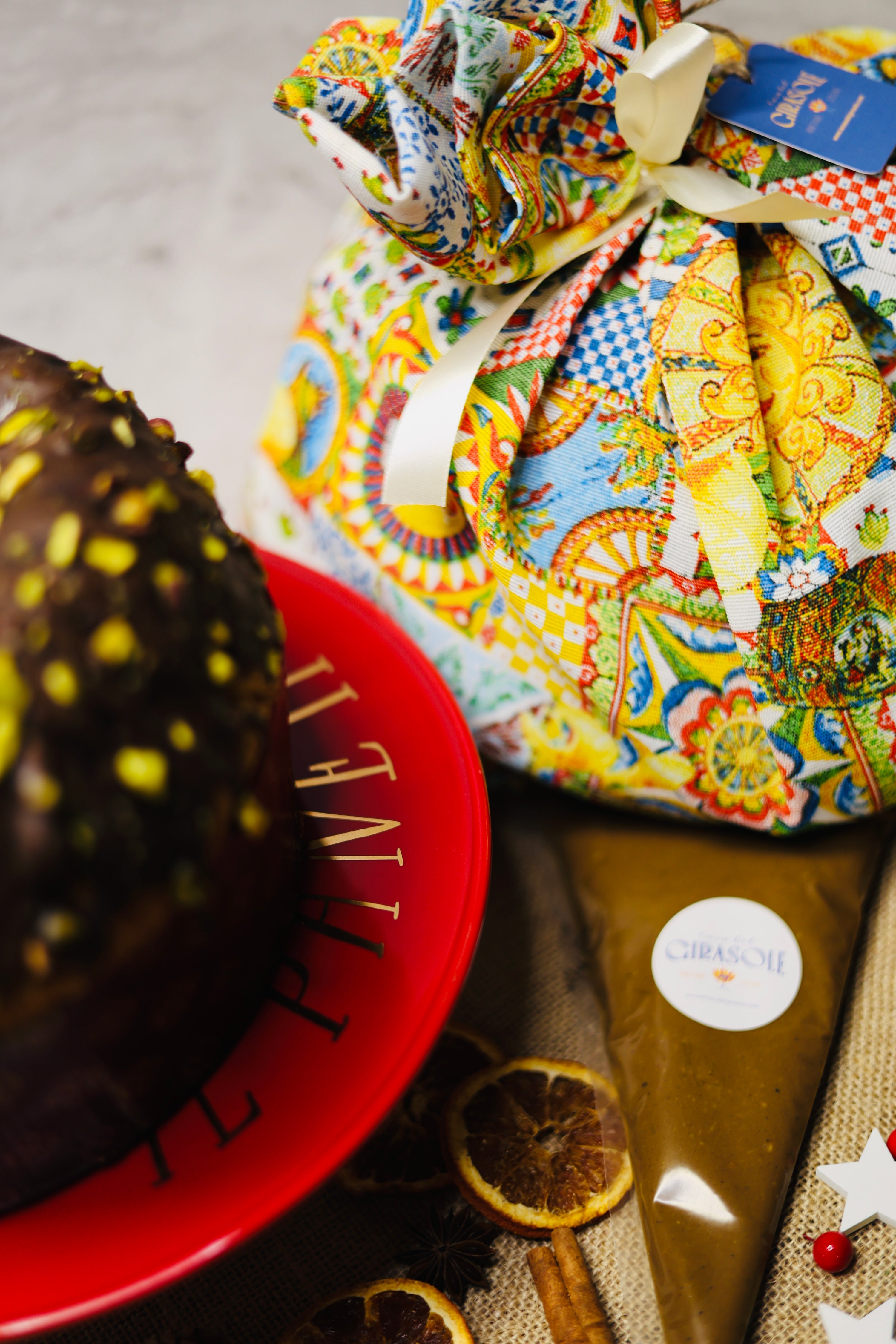 Panettone Etna - Panettone met topping van chocolade en stukjes pistache (+chocoladecrème met pistache in spuitzak)