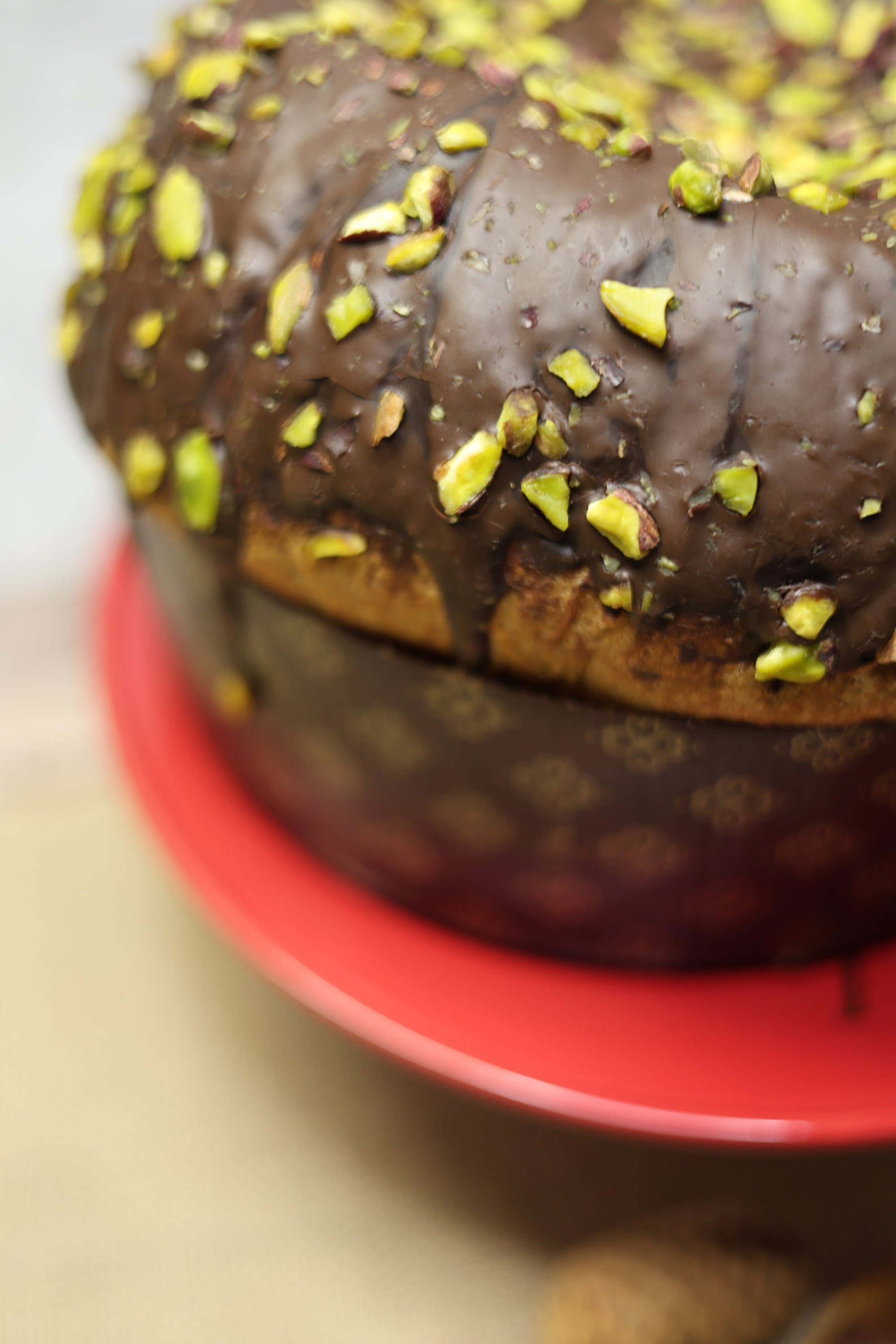 Panettone Etna - Panettone met topping van chocolade en stukjes pistache (+chocoladecrème met pistache in spuitzak)