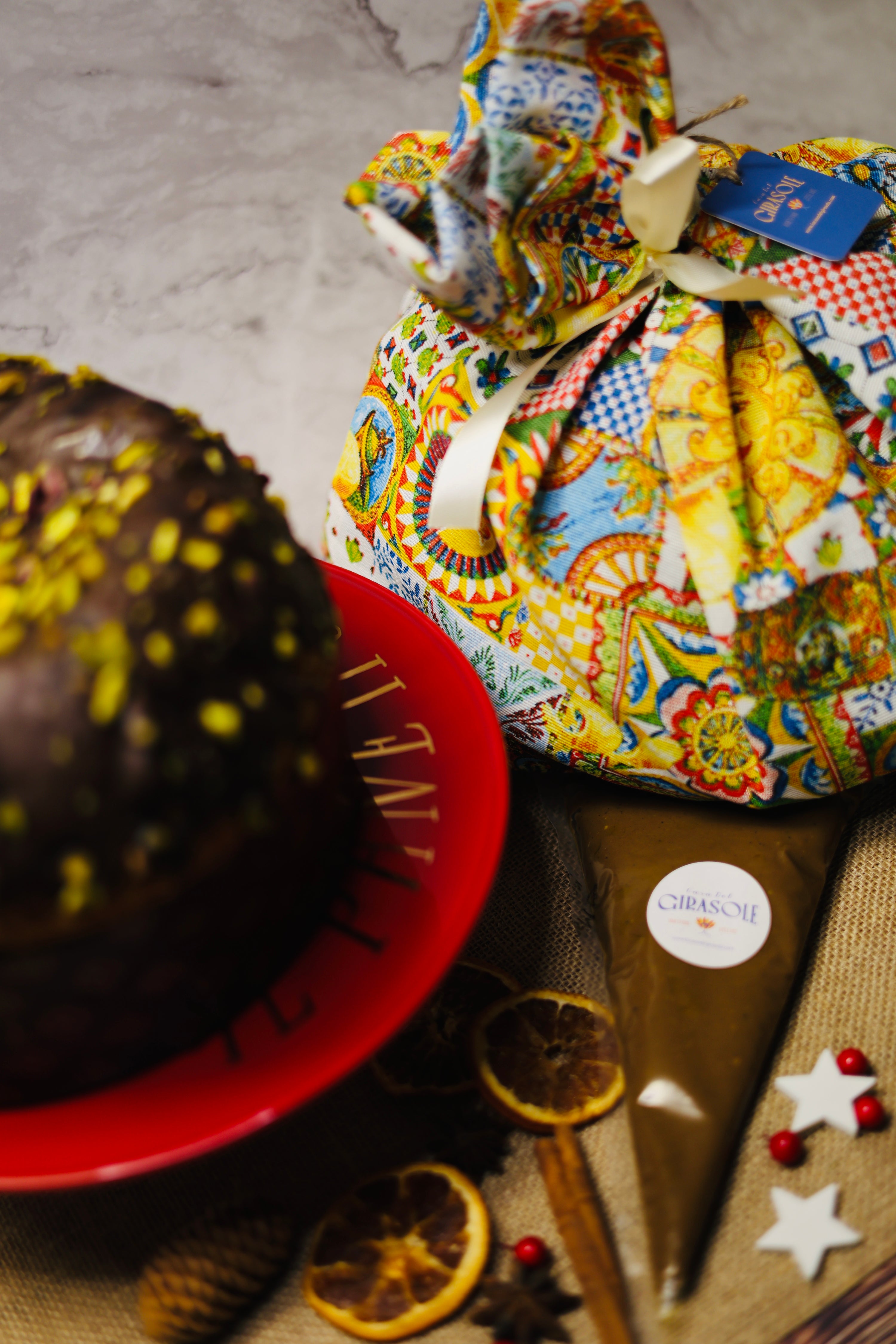 Panettone Etna - Panettone met topping van chocolade en stukjes pistache (+chocoladecrème met pistache in spuitzak)